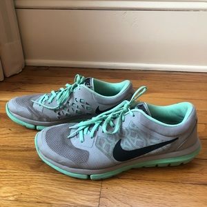 Nike tennis shoes size 10